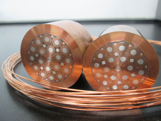 KAT와 ITER 한국사업단은 이탈리아 '핵융합실험장치(DTT) 건설사업'의 초전도 선재 제작 사업을 수주하는 데 성공했다. 사진은 초전도 선재로, 토카막 핵융합실험장치가 강력한 자기장을 형성할 수 있도록 초전도 자석을 만드는 데 쓰인다.                핵융합연 제공